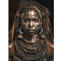 Portret van een vrouw met gezichtsbeschildering, dreadlocks en kettingen