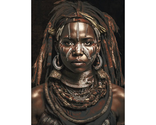 Portret van een vrouw met gezichtsbeschildering, dreadlocks en kettingen