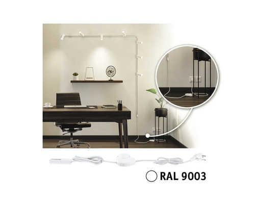 Kantoor met bureau, bureaustoel en lineaire plafondlamp met meerdere spots