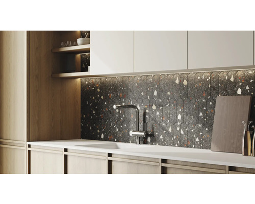 Moderne keuken met spoelbak, kraan en mozaïektegels als spatbescherming