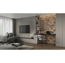 Moderne woonkamer met televisie, fauteuil en houten wandbekleding