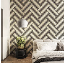 Slaapkamer met akoestische panelen aan de wand, nachtkastje, lamp en bed.