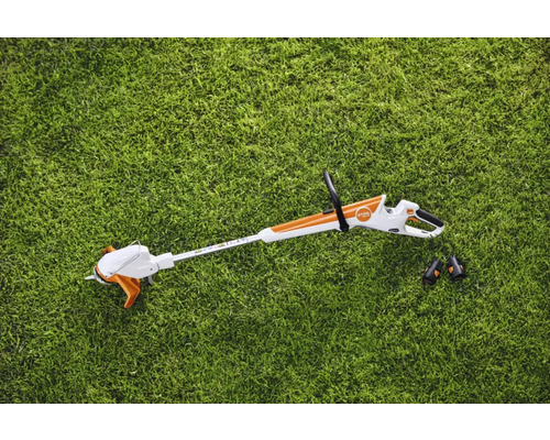 Accu-grastrimmer met twee accu''s op gazon