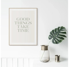 Decoratieve ingelijste poster met de tekst goede dingen kosten tijd, een vaas en een blad op een tafel