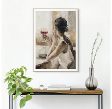 Schilderij van een vrouw met een wijnglas in een lijst boven een houten tafel