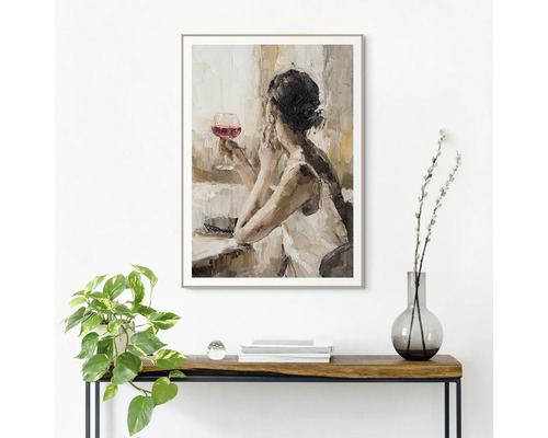 Schilderij van een vrouw met een wijnglas in een lijst boven een houten tafel