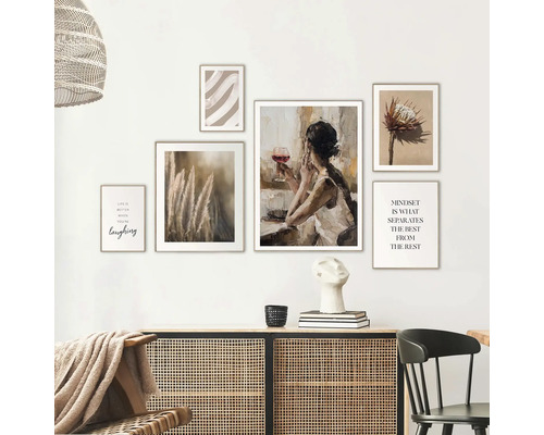 Decoratieve wand met ingelijste kunstwerken boven een dressoir