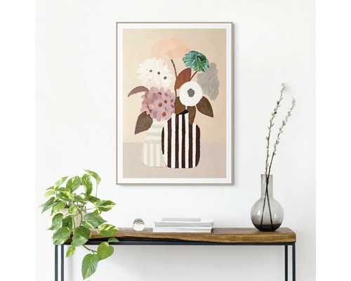 Schilderij met bloemstilleven in gestreepte vaas boven console