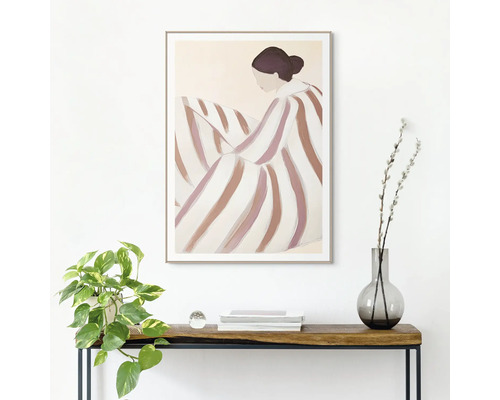 Schilderij van een zittende vrouw met gestreepte kleding in een lijst boven een houten tafel met decoraties