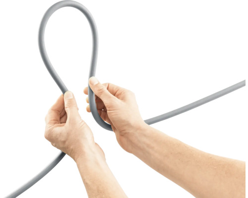 Handen houden een grijze slang vast