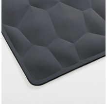 Donkergrijze 3D wandpanelen met geometrisch patroon.
