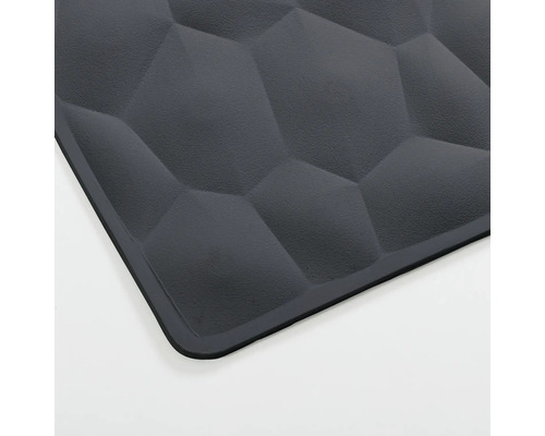 Donkergrijze 3D wandpanelen met geometrisch patroon.