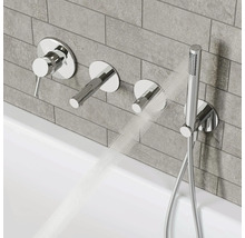 Opbouw badkraan met handdouche op een betegelde wand boven een badkuip