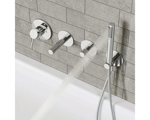 Opbouw badkraan met handdouche op een betegelde wand boven een badkuip