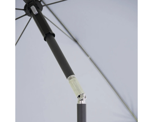 Detailaanzicht van een open parasol, met focus op het frame en de baleinen.