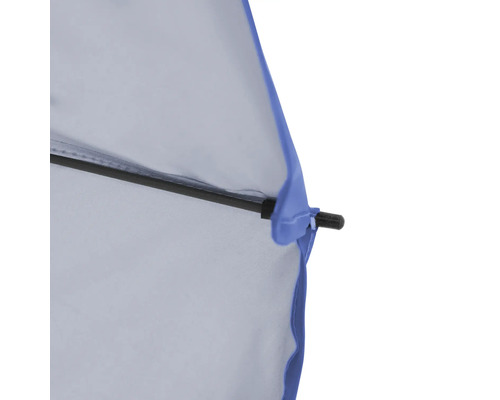 Detailopname van een blauwe parasol met zwart frame