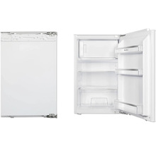 Inbouwkoelkast met open en gesloten deur.