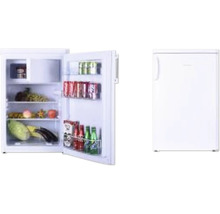 Gevulde koelkast met open en gesloten deur.