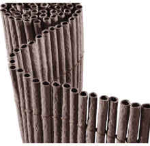 Rol van rietmat met buizen