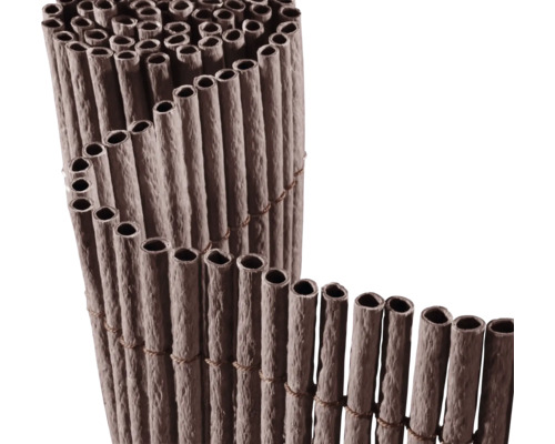 Rol van rietmat met buizen