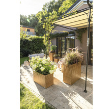 Terras met lounge meubels, houten plantenbakken en een zonnescherm voor buiten.