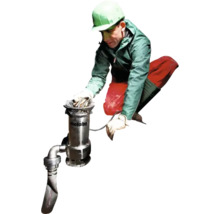Arbeider met Metabo pomp voor bouwwerkzaamheden