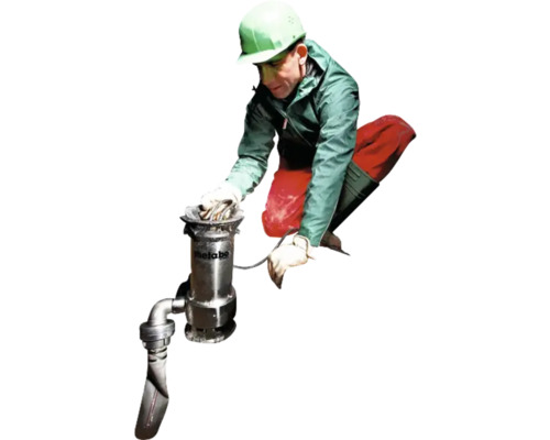 Arbeider met Metabo pomp voor bouwwerkzaamheden