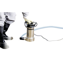 Een persoon bedient een Metabo vuilwaterpomp met slang en kabel.