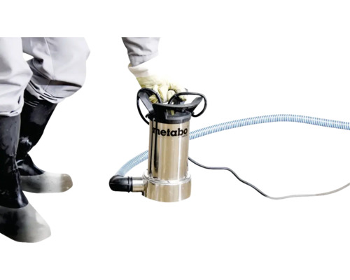 Een persoon bedient een Metabo vuilwaterpomp met slang en kabel.