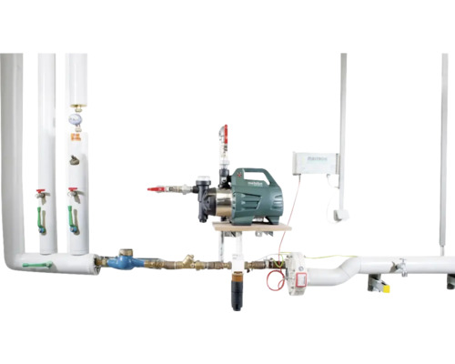 Installatie met hydrofoorpomp en leidingen