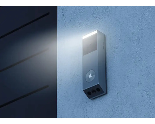 Slimme deurbel met camera aan de muur gemonteerd