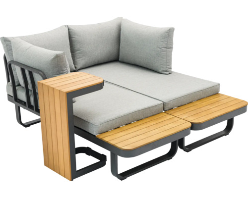 Tuin lounge met grijze kussens, een houten tafel en voetenbanken