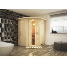 Lichte badkamerinrichting met houten hoeksauna en opbergmogelijkheden.