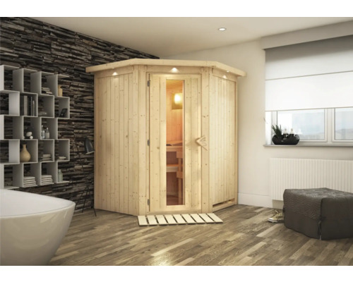 Lichte badkamerinrichting met houten hoeksauna en opbergmogelijkheden.
