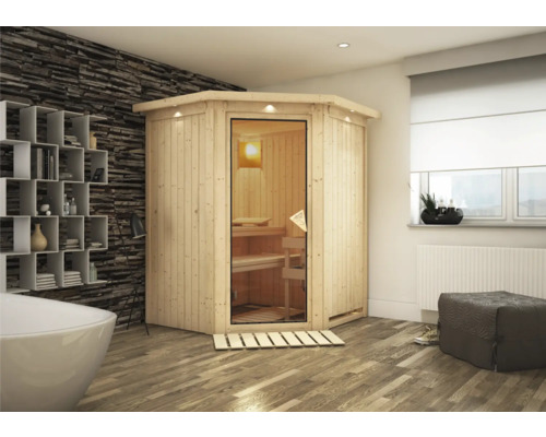 Houten hoeksauna met glazen deur in een badkamer met bad, rek en raam.