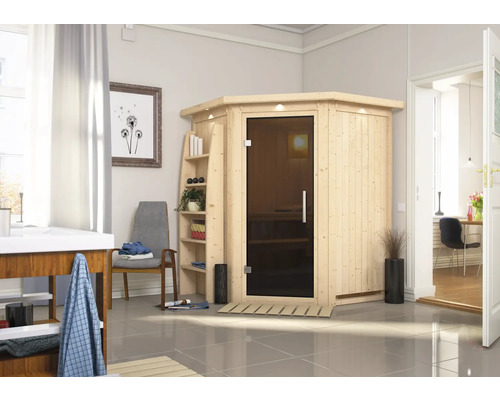 Interieurfoto van een sauna met glazen deur en plank in de badkamer.