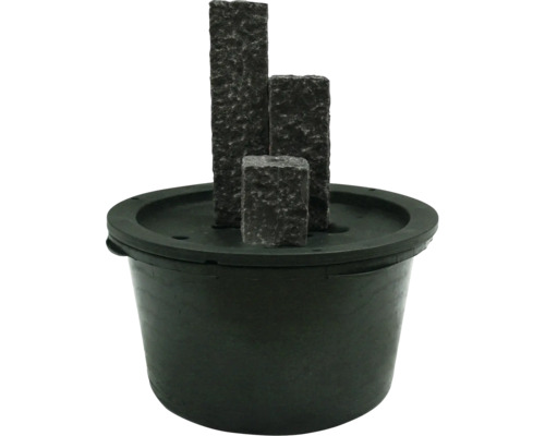 Tuin fontein met drie stenen zuilen in een bak