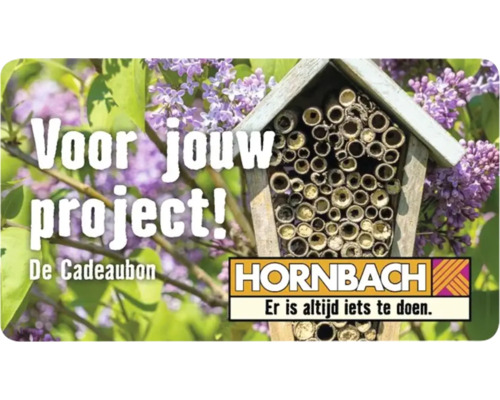 Hornbach Cadeaubon met een insectenhotel, bloeiende seringen, de tekst Voor jouw project en het Hornbach Logo.