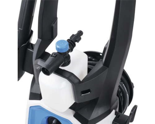 Detailopname van een hogedrukreiniger met reinigingsmiddelreservoir