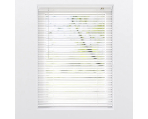 Gesloten witte jaloezie voor het raam