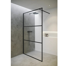 Inloopdouche met zwart frame en glazen wand in een moderne badkamer.