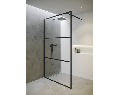 Inloopdouche met zwart frame en glazen wand in een moderne badkamer.