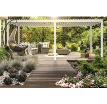 Scene met pergola, zithoek en hangende mand op een houten terras in een tuin.