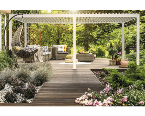 Scene met pergola, zithoek en hangende mand op een houten terras in een tuin.