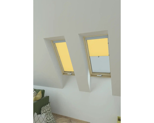 Twee dakramen met rolgordijnen in een lichte kamer