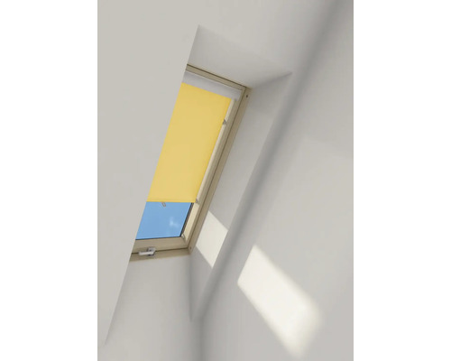 Dakvenster met gedeeltelijk gesloten geel rolgordijn