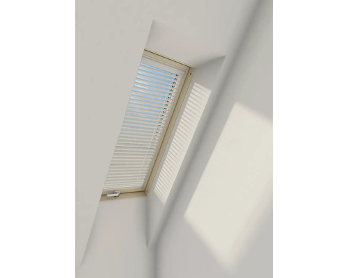 Dakvenster met gesloten jaloeziesysteem