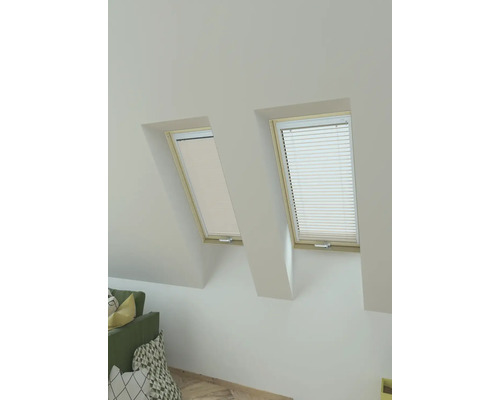 Twee dakramen met jaloezieën in een lichte kamer.