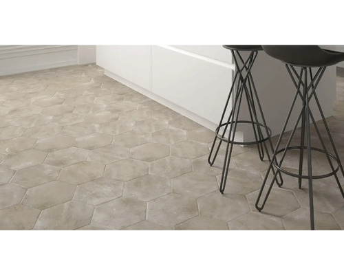 Zeshoekige tegels in een lichte ruimte met barkrukken en een witte onderkast.