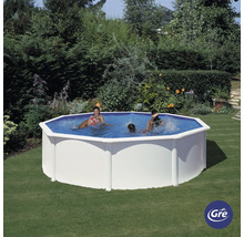 Opzetzwembad in de tuin met spelende mensen in het water